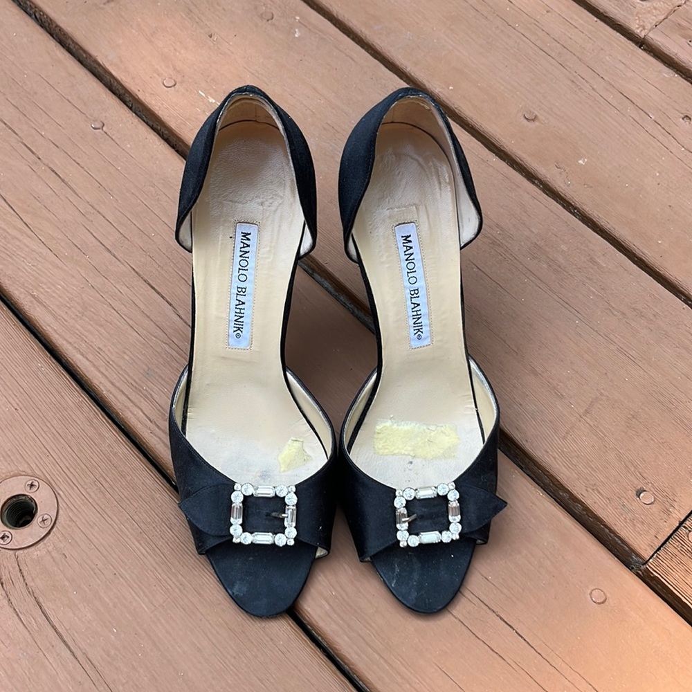 Manolo blanik rhinestone buckle 3 1/2 inch heel preworn but great condition